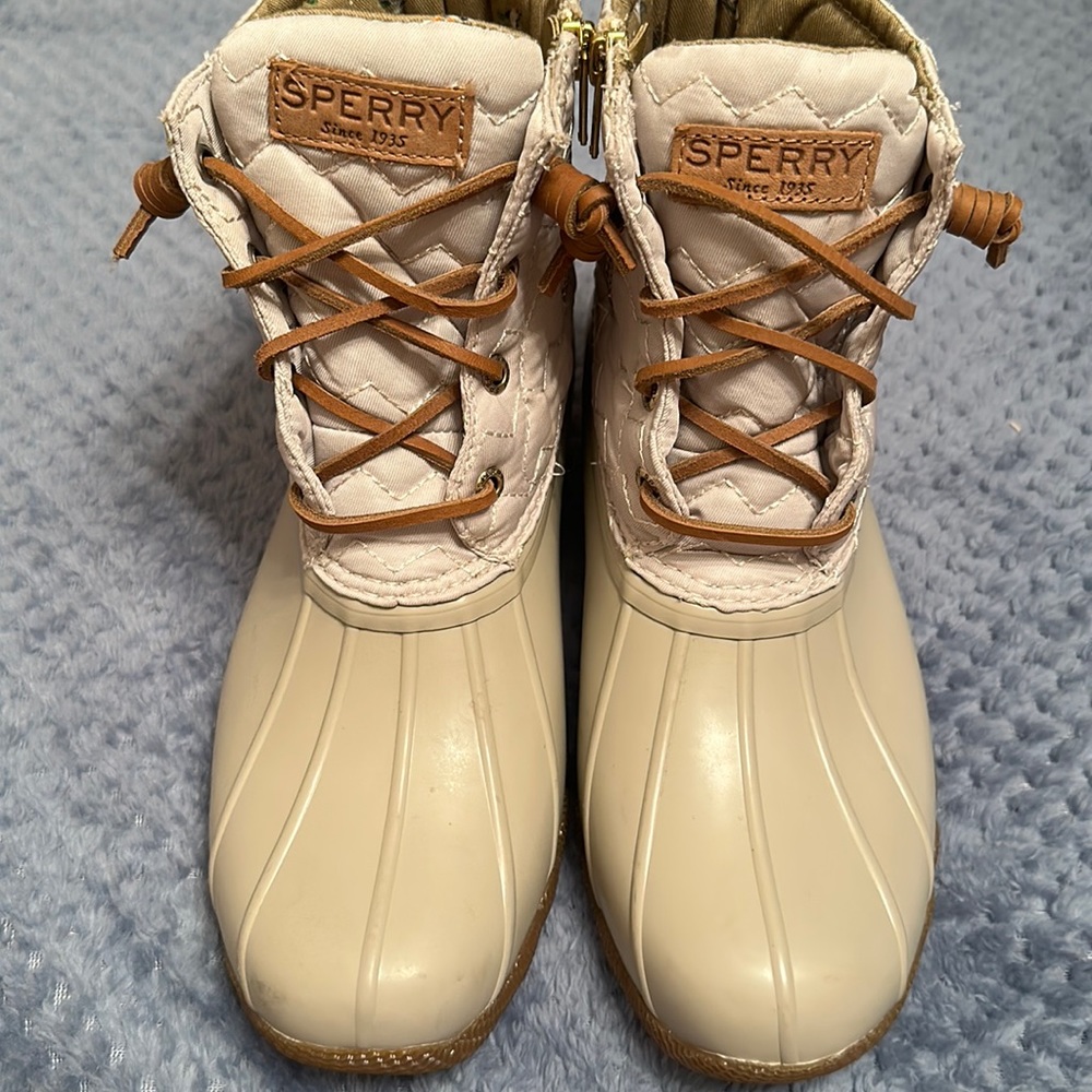 Chevron quilted duck boots, size 8 US